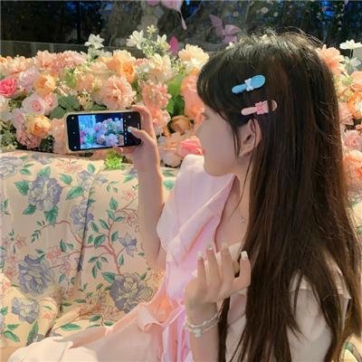 挥著翅膀的女孩